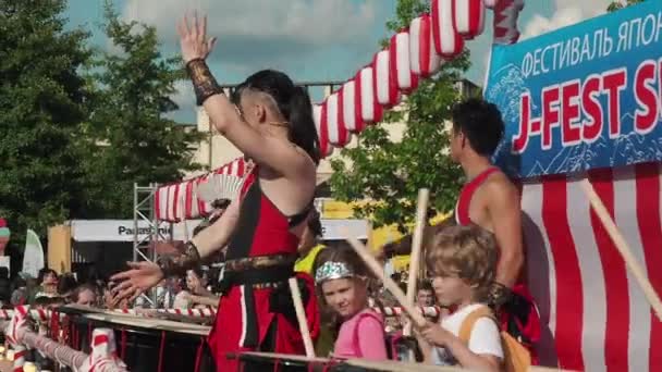 Moscou, Russie - 21 juillet 2019 : L'artiste japonais taiko apprend aux enfants à jouer sur les tambours taiko sur scène lors du festival japonais J-fest — Video