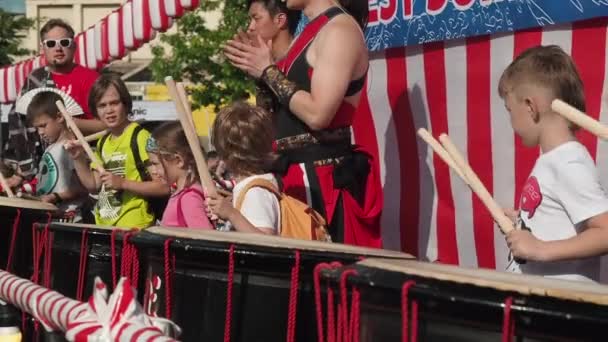 Moskva, Ryssland - 21 juli 2019: Japansk taiko-artist lär barn att leka på taiko-trummorna på scenen under den japanska festivalen J-fest — Stockvideo