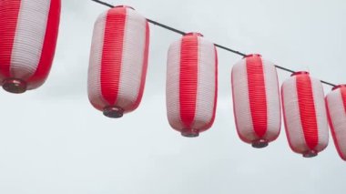 Kağıt kırmızı-beyaz Japon lambaları Chochin bulutlu asılı arka plan gökyüzü