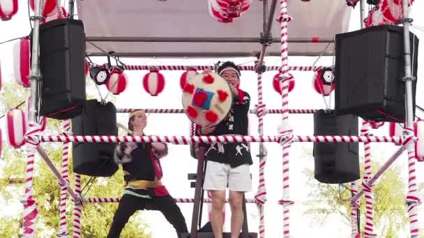 Moskou, Rusland - 16 juli 2017: Muzikaal meisje slaat de taiko drum op scene yagura tijdens het Japanse festival. Het podium van de Yagura met een drummer meisje grote Japanse chu-daiko drum. Japanse danser — Stockvideo