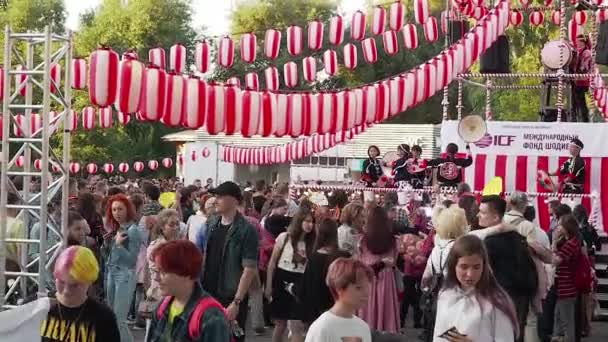 Moskwa, Rosja - 21 lipca 2019: Osoby zainteresowane kulturą japońską przyjechały na japoński festiwal w Moskwie. Japońscy tancerze prowadzą mistrzowskie zajęcia dla publiczności na tradycyjnym tańcu Ava Odori — Wideo stockowe