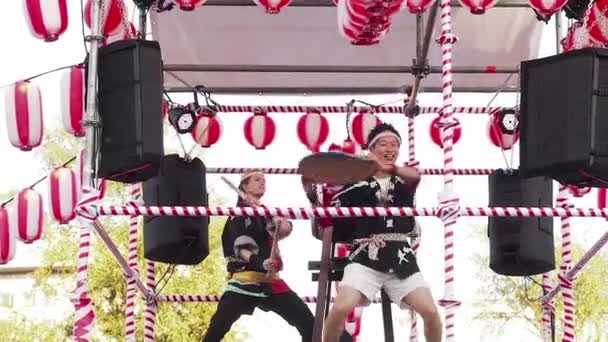 ロシア・モスクワ- 2017年7月16日:日本祭り中に舞台櫓で太鼓を打ちます。ドラマーの女の子の大きな日本の中太鼓と矢倉のステージ。日本舞踊家 — ストック動画