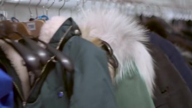 Birçok kışlık kıyafet hareket eden taşıyıcıya asılır. Giysiler vestiyere bırakıldı. Vestiyer çalışanı insanlara dış giysi veriyor. Dış giysilerin korunması ve denetimi için hizmet