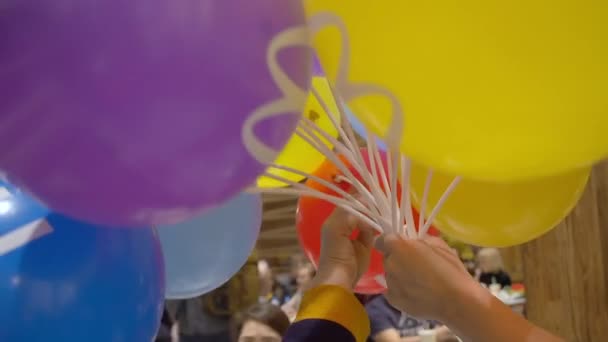 Moskva, Ryssland - 15 december 2019: En liten flicka får ballonger av en Mcdonalds-anställd. Glada barn får en födelsedagsballong gåva från en kafé anställd — Stockvideo