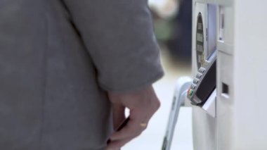 Kişisel hizmet terminaline bir banka kartı takın. Adam internetten kredi kartıyla alışveriş yapıyor. Adam, bir self-servis büfesinde kredi kartıyla online ödeme yapıyor..