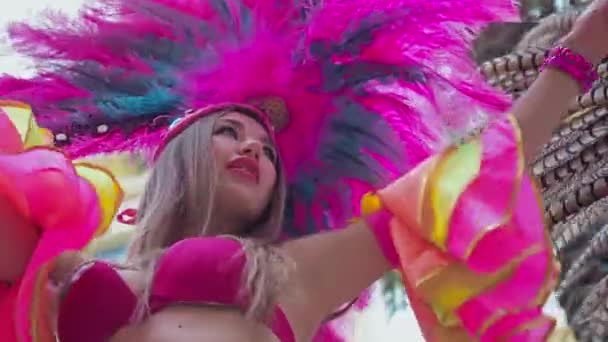 MoSCOW, RUSSIA- 2020年2月29日：美丽的舞女跳桑巴。在巴西的狂欢节气氛中，漂亮的歌厅女神像穿着五颜六色的面料、莱茵石和羽毛的狂欢节服装表演 — 图库视频影像