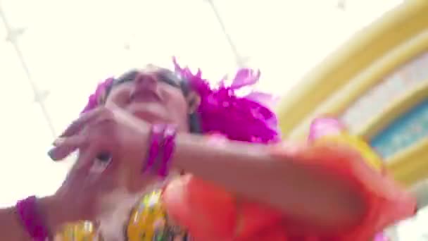 MOSKVA, RUSKO-FEBRUARIE 29, 2020: Krásné tanečnice tančí sambu. Brazilská karnevalová atmosféra, pěkná kabaretní diva v karnevalovém kostýmu z barevných tkanin, broušených kamenů a peří — Stock video