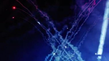 Koyu mavi gökyüzünde şenlikli bir selamın kırmızı kıvılcımları. Neşeli arkaplan