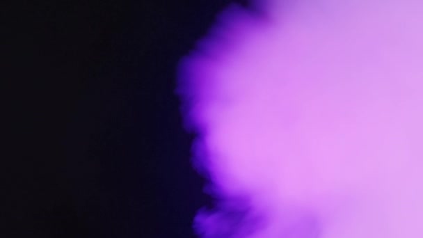 Nube púrpura de humo frío sale de una pistola de gritos contra un cielo oscuro — Vídeo de stock