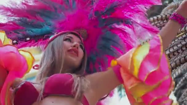 Moskou, Rusland- 29 februari 2020: De viering van het Braziliaanse carnaval in Moskou. Mooie meisjes dansers dansen samba. Mooie cabaret diva in een carnaval kostuum van gekleurde stoffen, strass — Stockvideo