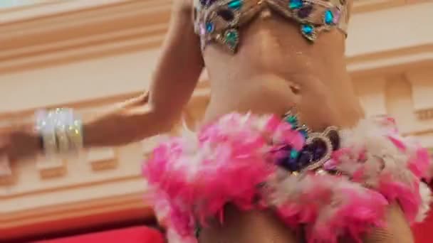 Hermosa chica con cabello rizado oscuro, piel oscura, cabello grande en traje de carnaval de colores brillantes decorado con pedrería bailando samba. Diva de cabaret semidesnudo con piel marrón se mueve plásticamente — Vídeo de stock