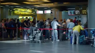 Moskova, Rusya - 8 Ağustos 2019: Vnukovo Uluslararası Havaalanı. Yolcu kaydı ve uçuş bagajı. Havaalanı güvenlik personeli kayıt yaptıran kişilerin kimliklerini kontrol ediyor.