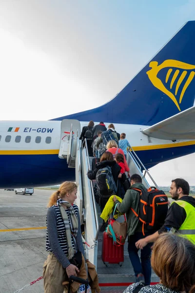 Kuzey Yunanistan 'daki Selanik Havalimanı' ndan Ryanair 'den kalkan bir uçağa binen yolcular.