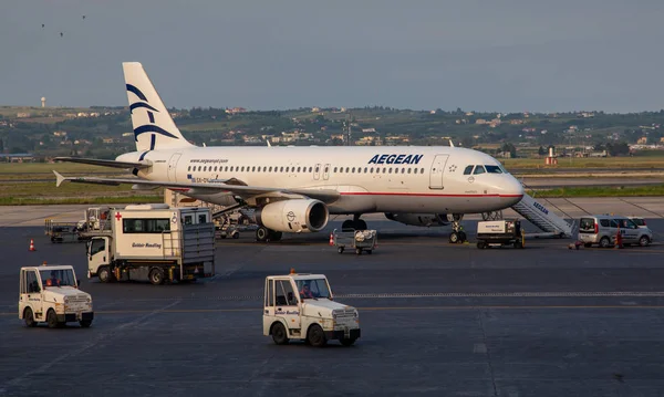 Kuzey Yunanistan 'daki Selanik Havalimanı' nda Ege 'den gelen bir uçağın yükleme ve hizmetleri.