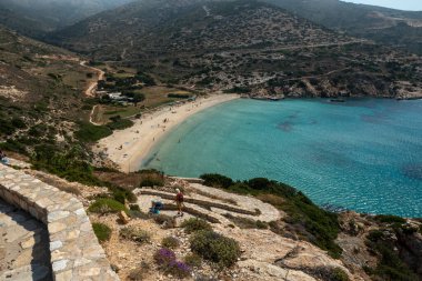 Yunanistan 'ın Donousa Adası' ndaki Kendros Sahili 'ne giden dik bir yolda bulunan insanlar.