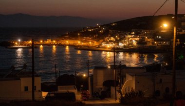 Yunanistan 'ın Donousa Adası' ndaki liman ve sahil manzarası.