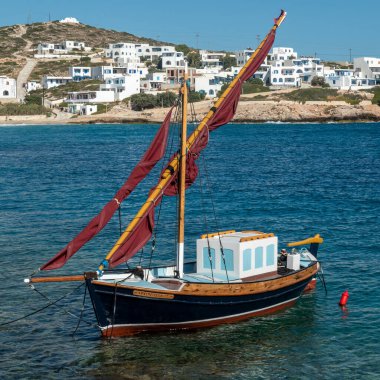 Yunanistan 'ın Donousa adasında küçük bir motorlu yelkenli..
