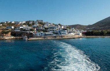 Yunanistan 'ın Ege Denizi' ndeki Donousa adasındaki limandan kalkan feribot..