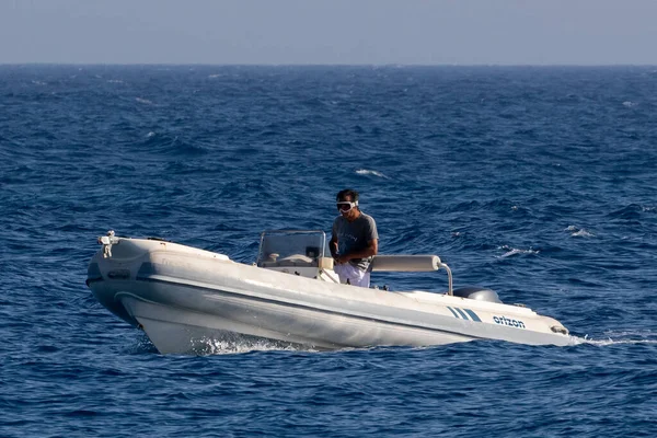 Yunanistan 'ın Donousa adasının dışındaki Ege Denizi' nde bir bot..