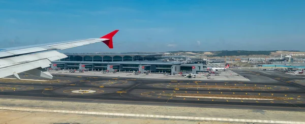 Türkiye 'deki yeni İstanbul Havaalanına uçak yaklaşıyor.