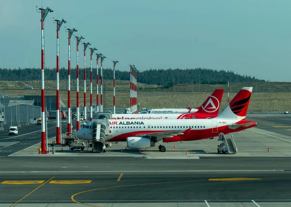 Türkiye 'deki yeni İstanbul Havalimanında Türk Havayolları, Atlas Global ve Air Albania' dan uçaklar.