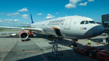 Kopenhag, Danimarka havaalanı Kastrup terminalindeki SAS uçağından..