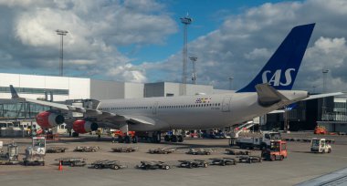 Kopenhag, Danimarka havaalanı Kastrup terminalindeki SAS uçağından..