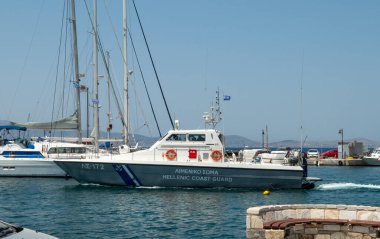 Yunanistan 'ın Ege Denizi kıyısındaki Naxos Adası limanında bulunan Yunan Sahil Güvenlikten gelen gemi.