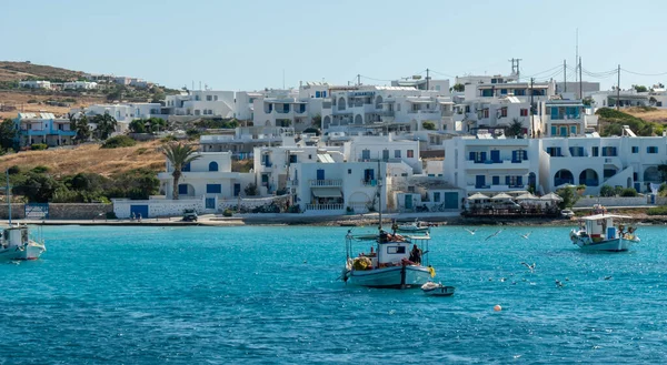 Yunanistan 'ın Ege Denizi' ndeki Koufonissi adasında balıkçı tekneleri ve kıyı şeridi.