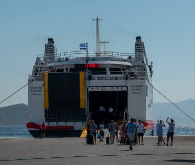 Yunanistan 'ın Ege Denizi' ndeki Naxos Adası 'ndaki limanda bir feribot..