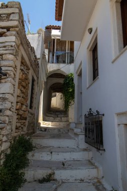 Yunanistan 'ın orta Naxos kentindeki Apiranthos köyünde sokak ve binalar.