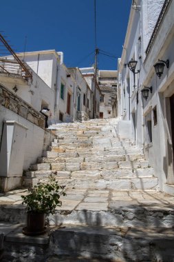 Yunanistan 'ın orta Naxos kentindeki küçük Apiranthos köyünde sokak ve binalar.