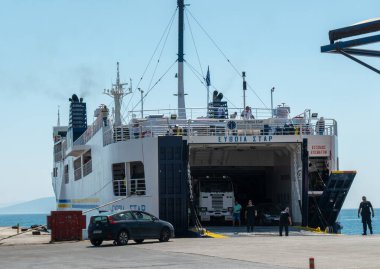 Yunanistan 'ın Rafina limanından feribot yükleniyor.