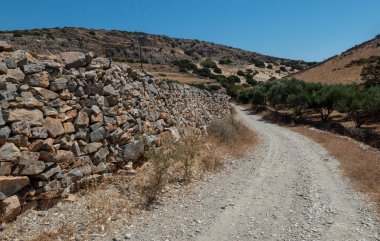 Yunanistan 'ın Ege Denizi' ndeki Schinoussa Adası 'ndaki toprak yol.