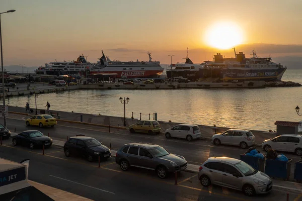 Tidig Morgon Hamnen Rafina Grekland Färjor Lastas Med Passagerare Och — Stockfoto