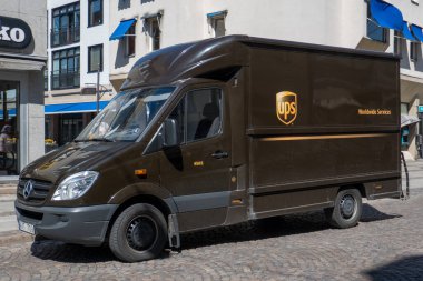 UPS Uluslararası Hizmetler 'den servis araçları, Lund, Skane, İsveç' te bir görevde..