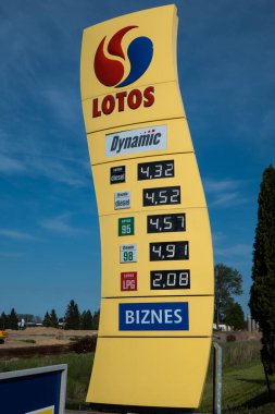 Polonya 'nın doğusundaki Lotos' taki benzin istasyonunda tabela..