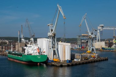 Polonya 'nın Gdynia limanındaki diğer endüstrilerle birlikte gemi ve gemi inşaatı.