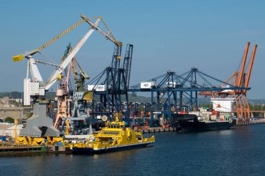 Polonya 'nın Gdynia limanındaki feribot ve konteyner gemisi..