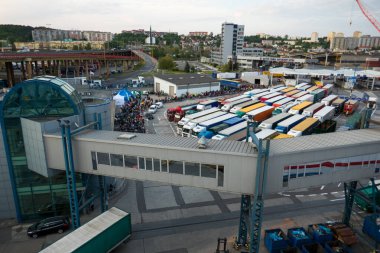 Polonya 'nın Gdynia limanındaki limanda Stena Line' ın İsveç feribotuna binmek için bekleyen bisikletçiler ve araçlar..