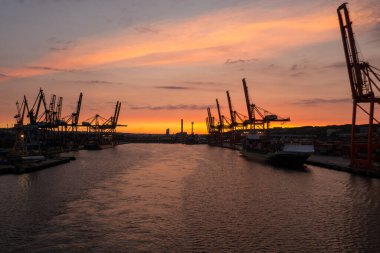 Liman bölgesinde birçok vinç var, akşam ışığında, Gdynia, Polonya 'da..