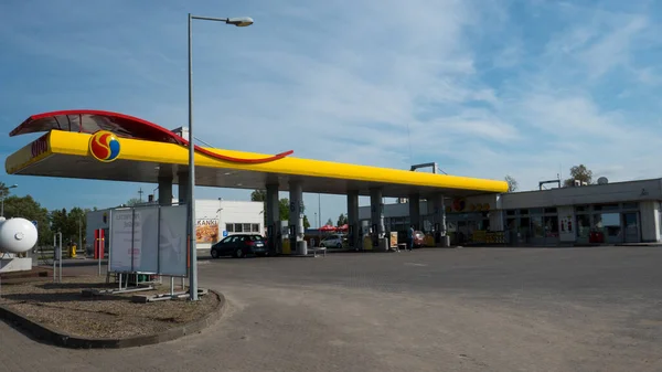 Polonya 'nın doğusundaki Lotos' ta benzin istasyonu, dükkan ve küçük bir restoran..