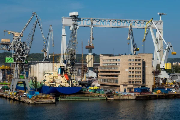 波兰Gdynia港拥有船舶和码头的大型工业区 免版税图库照片
