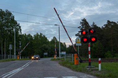 Polonya 'nın doğusunda Goniadz yakınlarında bir köy yolunda demiryolu geçidi..
