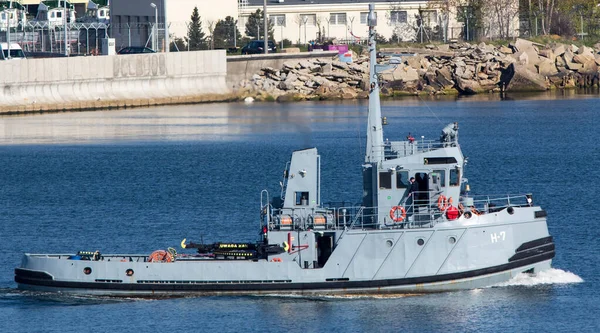 Gdynia Polen Mei 2019 Pools Oorlogsschip Sleepboot Passeert Haven Uit — Stockfoto