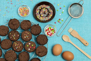 Bal ve tarçın ile ev yapımı zencefilli kurabiye.