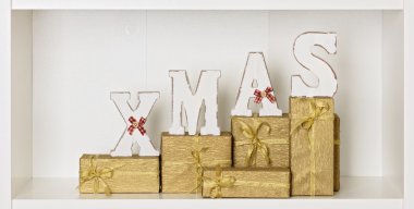 Ahşap beyaz Xmas harfler paketlenmiş hediye ile beyaz bir arka plan üzerinde