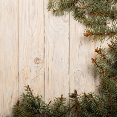 Beyaz ahşap tahta üzerinde koniler ile Noel çam dalları