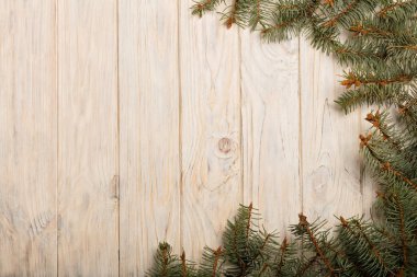 Beyaz ahşap tahta üzerinde koniler ile Noel çam dalları