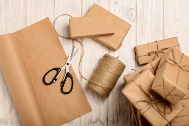 Noel hediyeleri Kraft kağıt ve ip sarma.